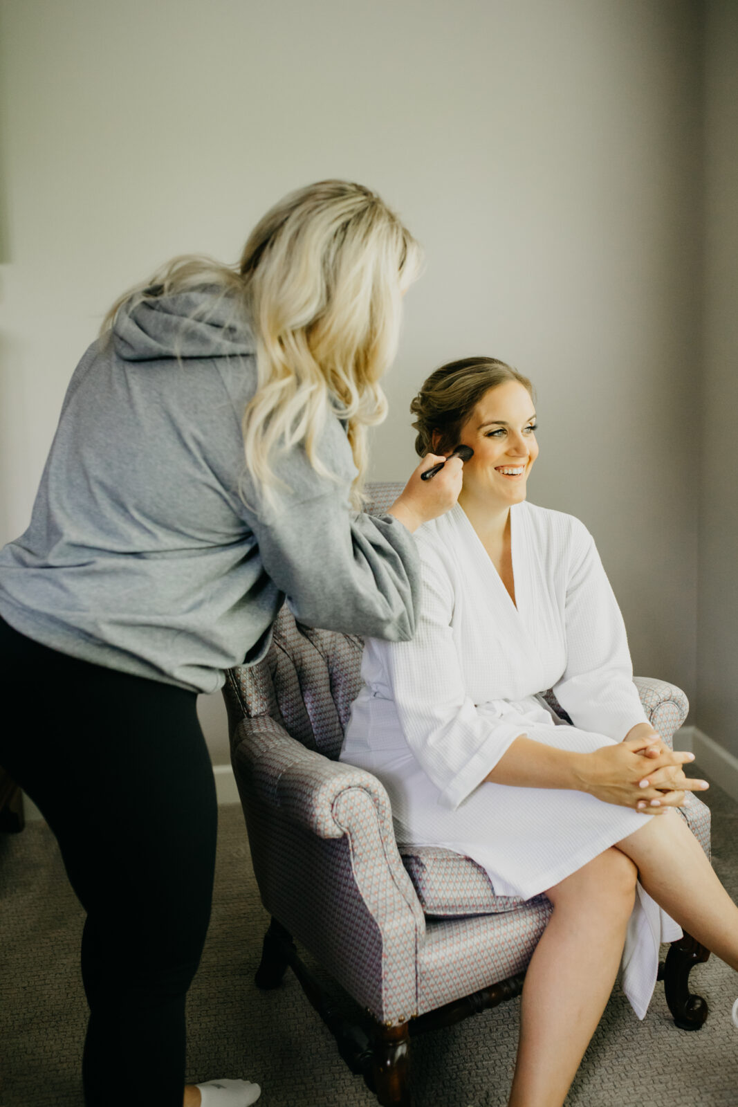 A photo of the bride with her makeup artist during the preparation of her wedding day