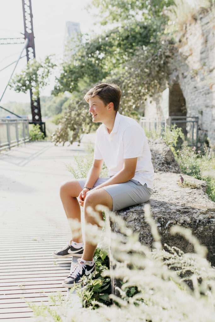 A casual and fun senior photo shoot in the city