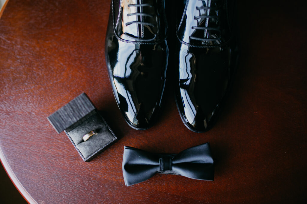 Details of the groom's accessories for his garden wedding