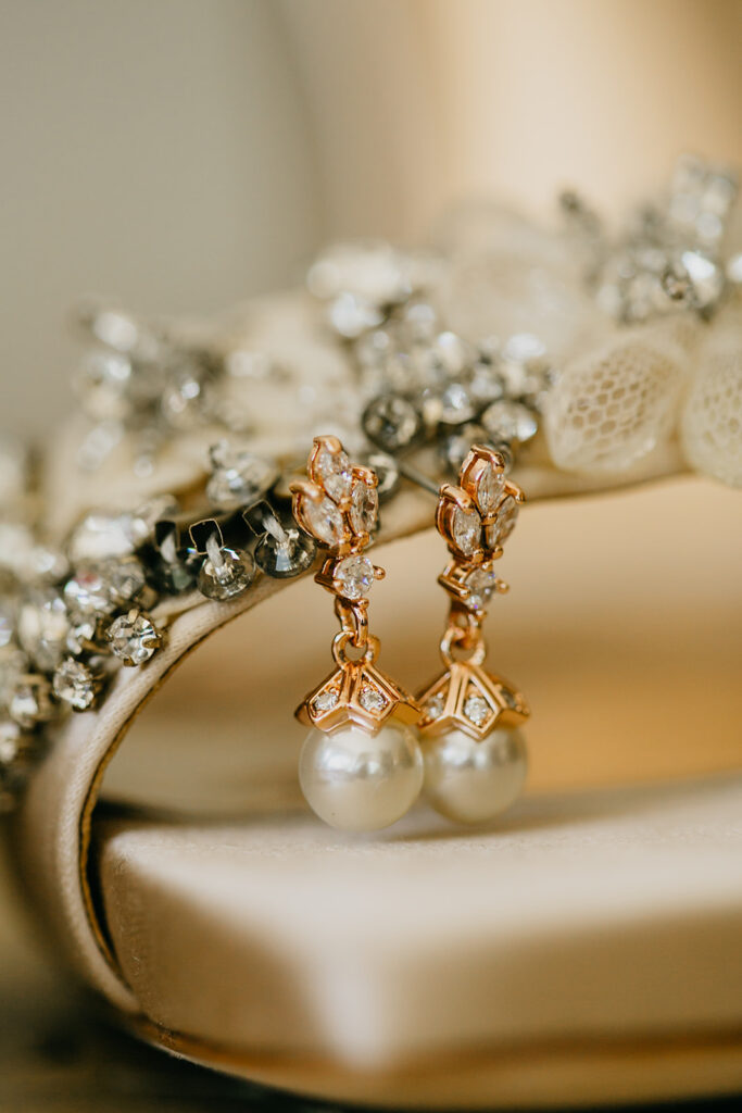 Details of the bride's accessories 