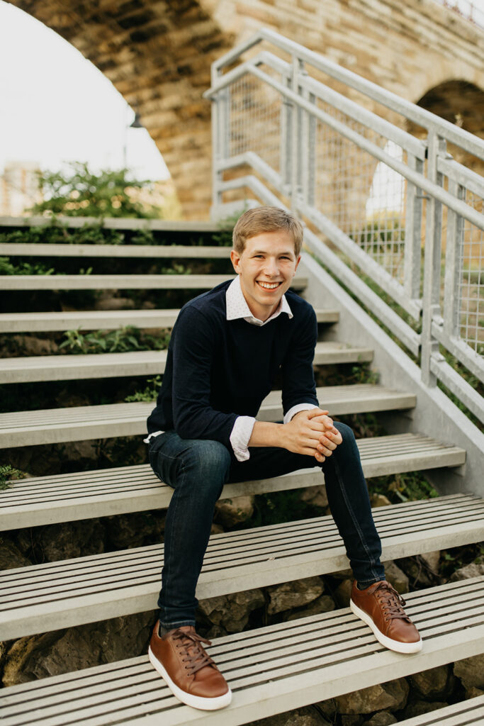 A senior's photo session with a Nature and Urban vibe 