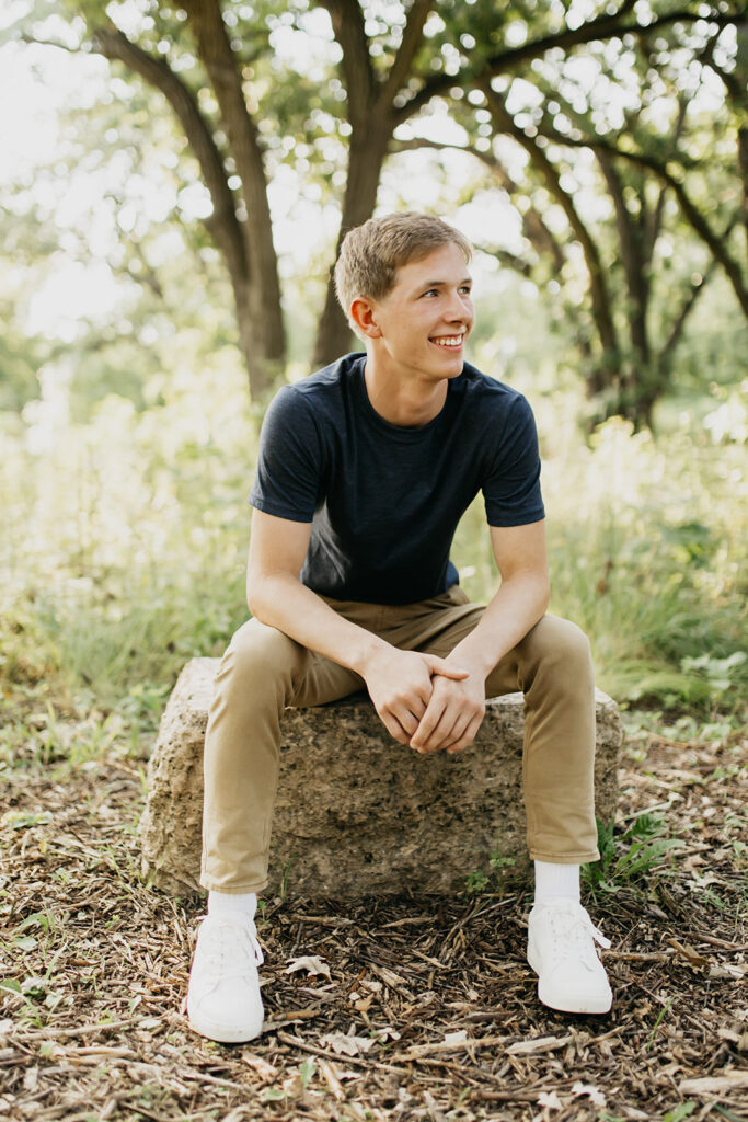 A senior's photo session with a Nature and Urban vibe 