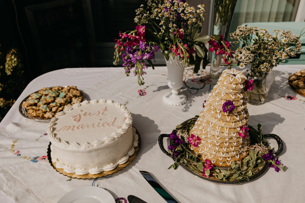Photo of the newlyweds' cake 