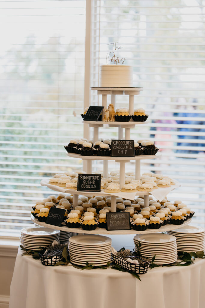 Nothing Bundt Cakes dessert of Emma and Ben's Bearpath Golf and Country Club Wedding