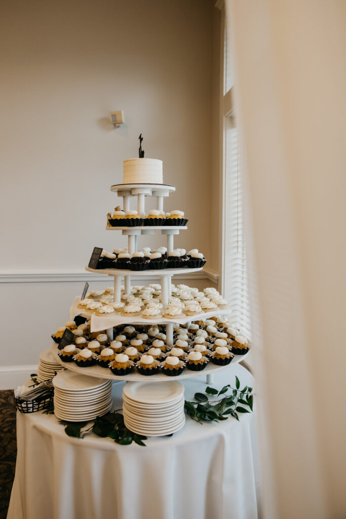 Nothing Bundt Cakes dessert of Emma and Ben's Bearpath Golf and Country Club Wedding